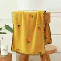 Asciugamano in pile di corallo giallo con ricamo fragola e bordo verde a onde - 70×140cm / Giallo (Fragola)