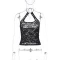 Dettaglio del top nero in pizzo con motivi floreali e design con ritagli alla moda - S / Nero
