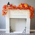 Nahaufnahme der herbstlichen Ahornblatt-Girlande mit orange-rotem Laub auf dem Kamin - Kettenstil Künstliche Ahornblatt Rebe / 1.7m