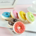 Set de seis donuts artificiales de PU coloridos con chispas en escena decorativa - Donuts redondos de bolas de colores (Juego de 7) / Sin Imán / Multicolor