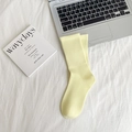 Minimalistische cremegelbe Baumwoll-Mittelsocken mit eleganten Rippbündchen - Beige