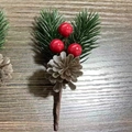 Ramo decorativo natalizio con pigne, aghi di pino e bacche rosse per decorazioni fai-da-te - Pigna Singola