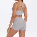 Détail de l'ensemble de yoga gris clair avec soutien-gorge croisé et short de fitness - S / Haut Et Bas / Gris Givré