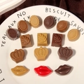 Primer plano detallado de miniaturas de chocolate de resina en varias formas sobre un plato - Colores Mezclados