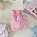 Detalle de bolsa rosa con cordón con estampados de estrellas plateadas y cordones metálicos - Rosa