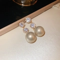 Makroaufnahme von Vintage-Blumen-Zirkonia-Ohrringen mit großen weißen Perlen - Zirkon Blumencluster Drop Perlen Stil (21)