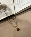 Dettaglio della collana vintage con occhio di tigre, perline dorate e ciondolo in zircone - Stile Occhio di Tigre Nero-Caffè (Placcato Oro)
