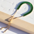 Bracelet ajustable doré avec cristaux verts à coupe rectangulaire et fermoir coulissant - Bracelet en Pierre Verte