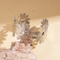Détail d'un bracelet ouvert motif marguerite en métal argenté posé sur une pierre naturelle - Bracelet Marguerite Ouvert / Argent