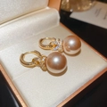 Gros plan de boucles d'oreilles perles champagne élégantes avec détail de nœud en zircon - Clips d'Oreilles Perle Champagne / Champagne