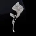 Elegante spilla calla argentata con pavé di zirconi luccicanti e una grande pietra centrale - Calla / Argento