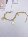 Dettaglio del bracciale dorato con lucchetto d'amore, ciondolo rettangolare e chiave - Lucchetto