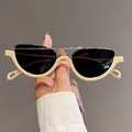 Occhiali da sole cat-eye a mezza montatura con montatura bianco crema e lenti nere - Montatura Beige Lenti Grigie