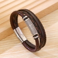 Dettaglio del bracciale multistrato in pelle intrecciata da uomo con chiusura magnetica - caffè