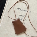Dettaglio della collana porta occhiali magnetica in ecopelle marrone con cuciture - Stile Portachiavi / Marrone caffè
