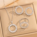 Lussuoso set di gioielli argentati con cerchi pavé e cristalli in una scatola beige - Set Gioielli d'Argento