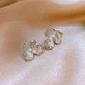 Makroaufnahme von Doppelkreis Perlenohrringen in Champagnergold auf weichem Seidenstoff - 34# Silberne Nadel Blumen Perlen Strass Ohrstecker