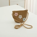 Détail d'un sac bandoulière en paille tressé à la main avec broderies de fleurs - Sac-Khaki
