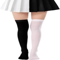 Détail de chaussettes hautes asymétriques noir et blanc au-dessus du genou en velours - Un Noir Un Blanc / Chaussettes hautes