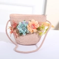 Detailansicht der rosa geflochtenen Strohtasche mit bunten Stoffblumen Verzierungen - Rosa mit Blau-Orange Bouquet