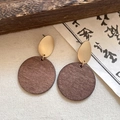 Runde Holzanhänger-Ohrringe mit goldenem Metall-Oval im Vintage-Ethno-Stil-Design - Kaffee (Silberohrringstift)