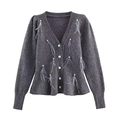 Detalle de cárdigan gris oscuro con botones de perlas blancas y flecos de plumas finas - S / Gris
