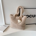 Plüsch-Tragetasche in Beige mit Steppmuster und süßem Puppenanhänger im schlichten Stil - Khaki