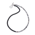 Détail du collier de perles en pierre noire mate et grise de 6mm avec fermoir en T argent - Pierre Mate & Pierre de Carte