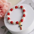 Perlenarmband in Rot und Weiß mit goldenem Kreuzanhänger und Emaille-Flaggenfarben - Stil H-Flaggenkreuz