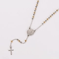 Detalle de collar religioso con medalla de San Benito y colgante de cruz de plata fina - Bicolor (Oro y Plata)