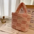 Secchiello in pile waffle rosa con motivo a scacchi in peluche e toppa tessuta - Rosa Chiaro