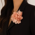 Spilla a fiore in tessuto rosa pesca e fermaglio per capelli su un bavero nero - Rosa Pesca (Modello 0196)