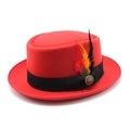Roter Wollfilzhut mit schwarzem Band, goldener Wappenknöpfe und bunten Federn - M (56-58cm) / Rot