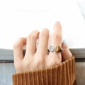 Offener Ring mit Tigerauge und Zirkon in Silberoptik von einem Model elegant getragen - Tigerauge Silber Stil