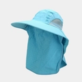 Détail du chapeau de soleil bleu clair avec bord large, protège-nuque et masque respirant - Bleu ciel