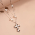 Elegante collar de perlas plateado con un colgante de cruz adornado con circonitas - Plata Grande