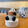 Figurine panda en résine avec texture de fourrure tenant un parchemin de bambou - Calligraphie / Boîte de Couleur