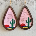 Tropfenförmige Holzohrringe mit rosa Kork-Wüsten-Kaktus-Print und Goldhaken - Kaktus-Wüste