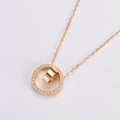 Dettaglio della collana dorata con doppio anello e strass bianchi brillanti - Oro
