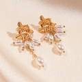 Boucles d'oreilles fleurs vintage dorées avec perles blanches sur tissu de soie champagne - Style de tige d'oreille en argent / Doré