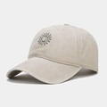 Detalle del bordado de sol en la gorra de béisbol de algodón lavado color caqui - Ajustable / Beige Con Bordado Negro