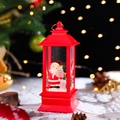 Rote Weihnachtslaterne mit Weihnachtsmann-Figur und LED-Licht für festliche Deko - Weihnachtskristalllicht-Serie / 003-2 Weihnachtsmann trägt Geschenk