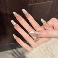Gros plan d'ongles faits main avec nœuds 3D, perles et dégradé effet œil de chat - Très Petit (XS) / Ovale Long (2821)