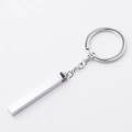 Portachiavi rettangolare in acciaio inossidabile argento lucido con anello su sfondo bianco - 25mm / Argento