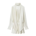 Elegante mini abito in raso avorio con maniche lunghe e dettaglio sciarpa sul collo - XS / Bianco latte