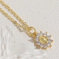 Collana dorata con ciondolo della Vergine Maria e zirconi a forma di girasole - Vergine Maria Raggi di Sole / Oro