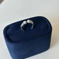 S925 Sterling Silber Twist Ring mit Doppelperlen in blauer Samtbox präsentiert - Einstellbar Offen / 925er Silber