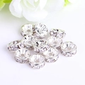 Makroansicht der silbernen Abstandsperlen mit klaren Strasssteinen für DIY Schmuck - 6mm / Silber