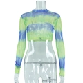 Detalle de top corto de malla transparente con manga larga y estampado tie-dye - S / Verde