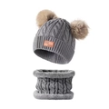 Ensemble hiver bonnet torsadé et écharpe gris avec doubles pompons et étiquette en cuir chic - Gris